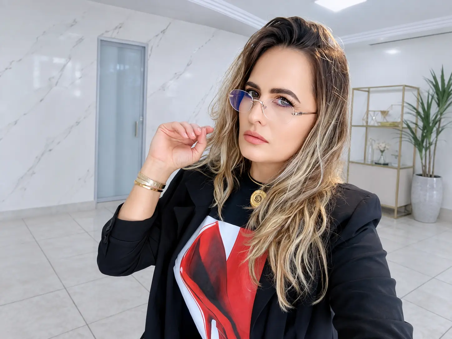 Modelo feminino usando óculos de grau